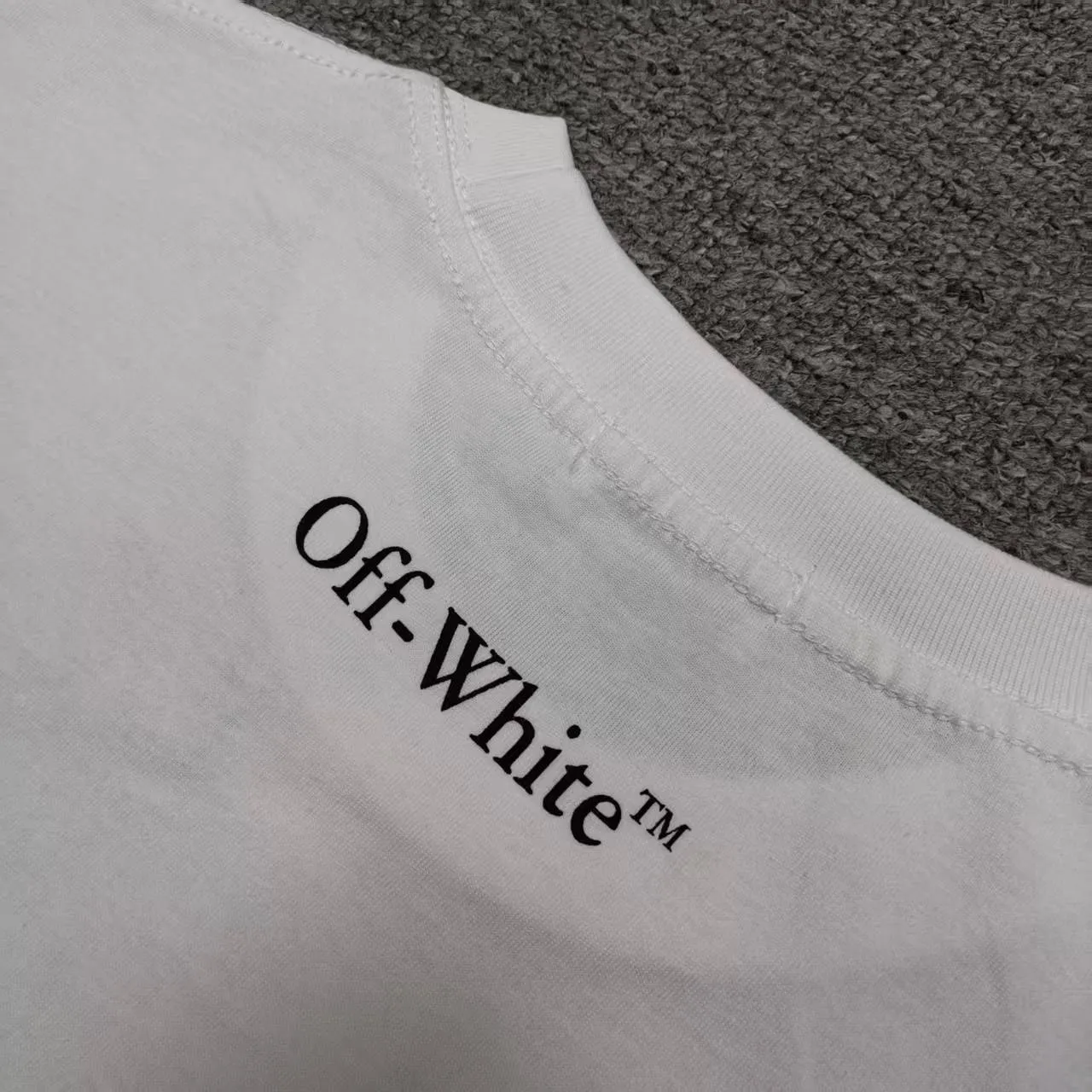 The top proven version OFF-WHI* 25SS new printed short-sleeves, loose fit, the same style for male and female couples stars. American designer Virgil Abloh founded the luxury street brand Off-White based on the pop culture of the younger generation. Walking between street culture and high-end fashion, contemporary elements are used to interpret youth culture, and fine workmanship is used to interpret trendy clothing. Photos, paintings and eye-catching graphic printing are all sources of inspiration for the designer. 32 counts of 260g double yarn pure cotton fabric, the printing uses Kornit digital direct injection technology, and the picture is clear. The white glue base ensures the firmness of the printing, and machine washing is stress-free - 1:1 original mold opening, ZP development, perfectly restored to the original version, produced by a large factory, not produced by a small factory on the market, fine wiring, top-notch craftsmanship, welcome to compare - A full set of customized accessories for collar labels, hang tags, and wash water labels - Exclusive logo packaging - No matter age, body shape or gender, it is very suitable for both men and women. All details are real photos, buy with confidence. Color: black, white gray Size: S-XL P;120